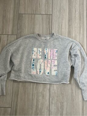 Gray custom Cropped Sweatshirt "BE THE LOVE" with Pastel Tie-Dye Letters